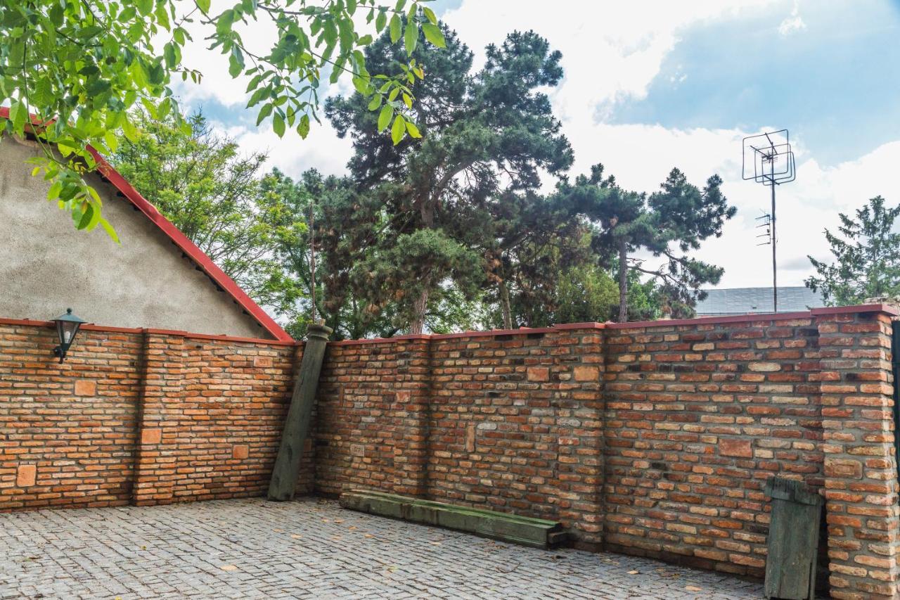 Boutique Hotel Villa P Uzhhorod Bagian luar foto