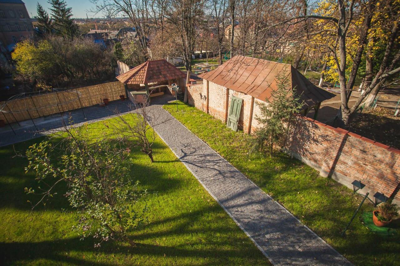 Boutique Hotel Villa P Uzhhorod Bagian luar foto