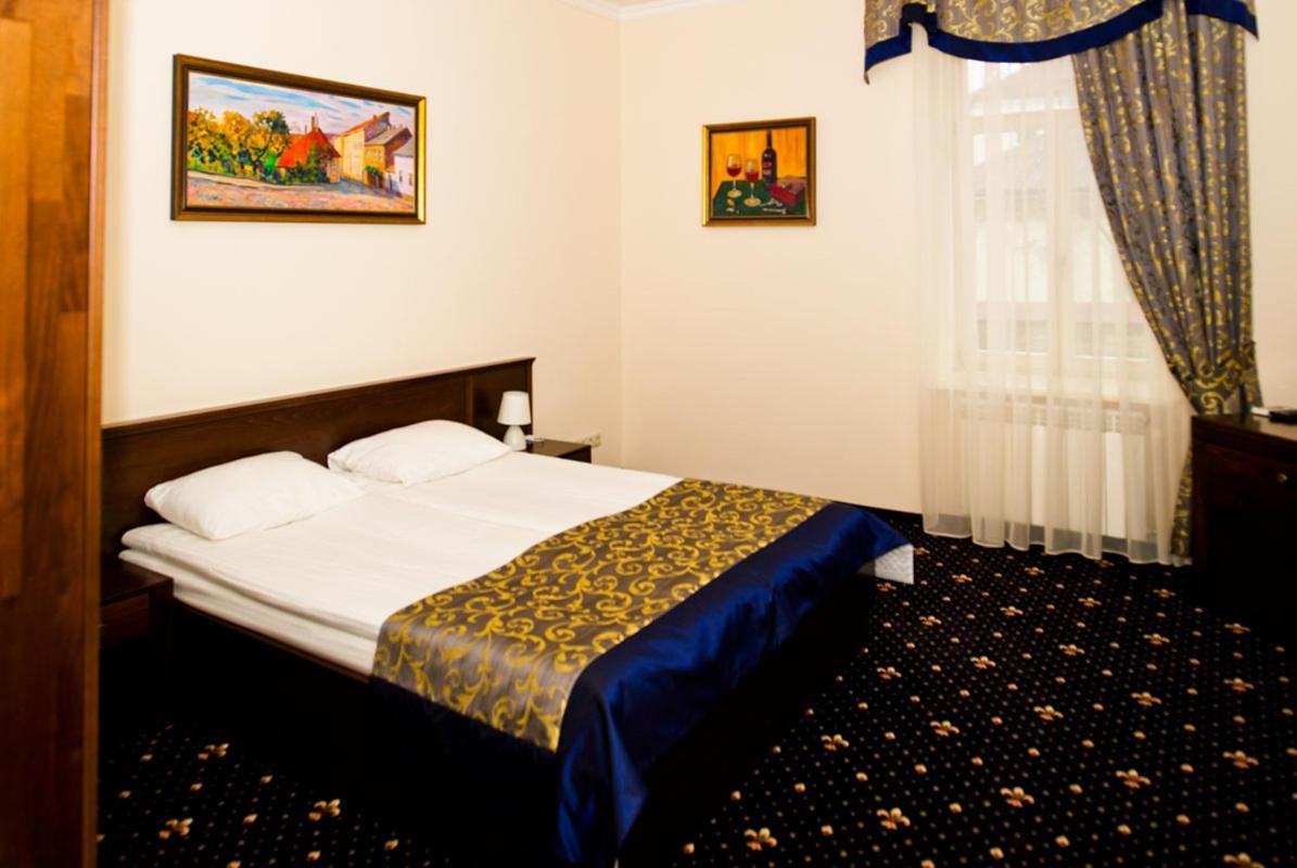 Boutique Hotel Villa P Uzhhorod Bagian luar foto