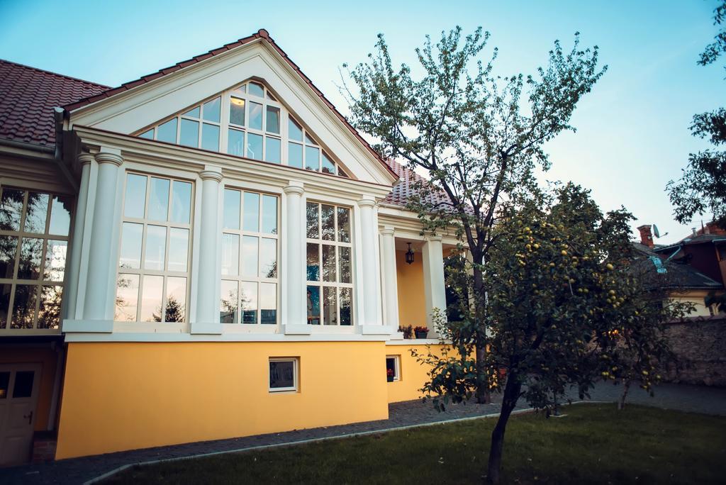 Boutique Hotel Villa P Uzhhorod Bagian luar foto
