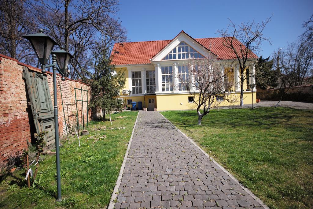 Boutique Hotel Villa P Uzhhorod Bagian luar foto
