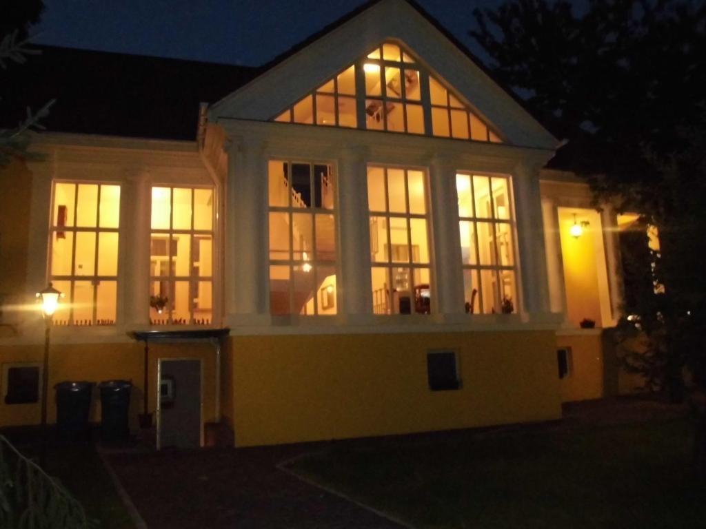 Boutique Hotel Villa P Uzhhorod Bagian luar foto