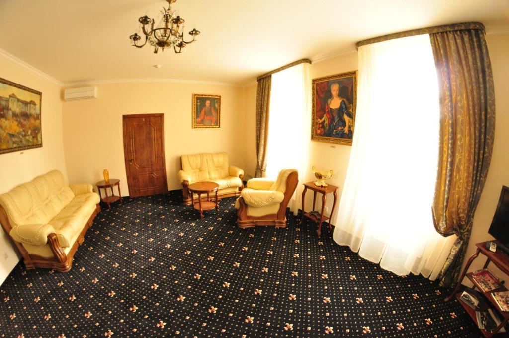 Boutique Hotel Villa P Uzhhorod Bagian luar foto