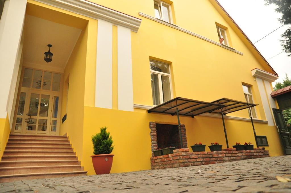 Boutique Hotel Villa P Uzhhorod Bagian luar foto
