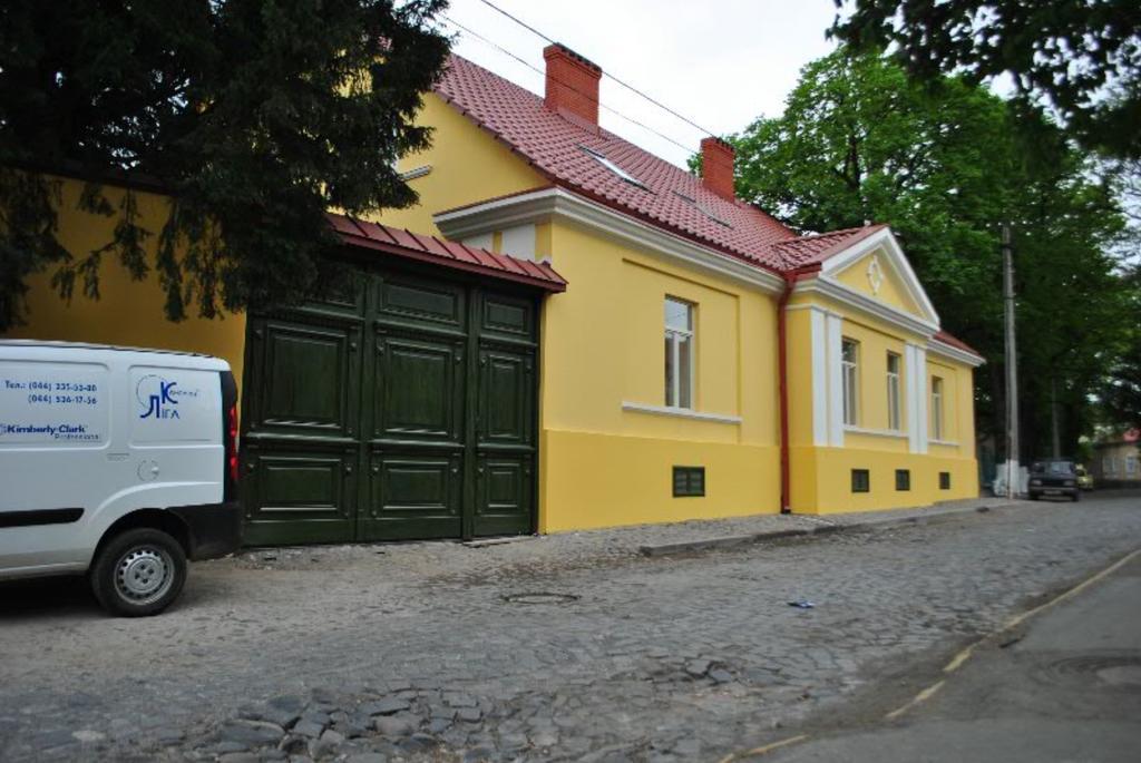 Boutique Hotel Villa P Uzhhorod Bagian luar foto