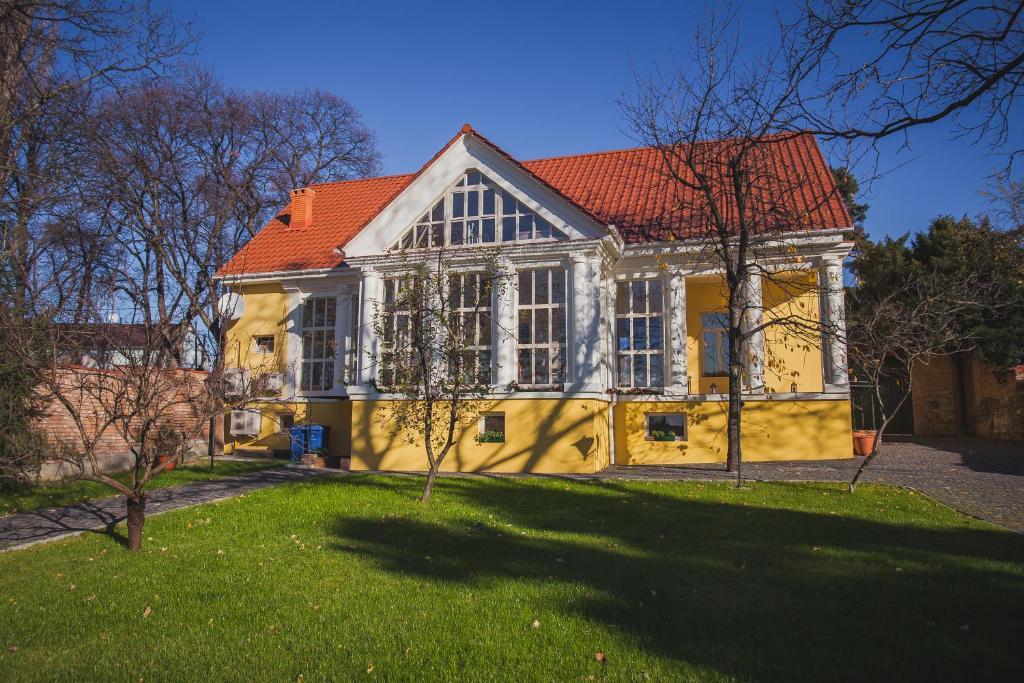 Boutique Hotel Villa P Uzhhorod Bagian luar foto