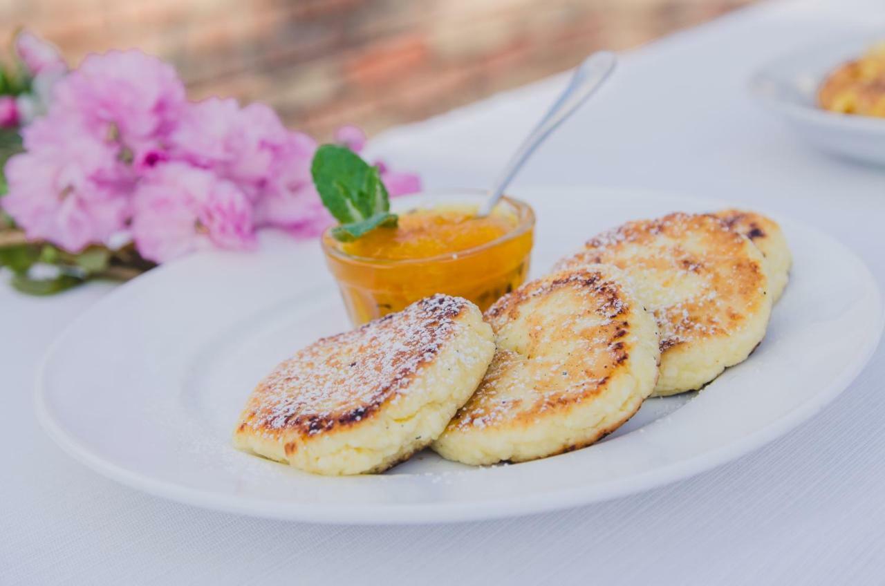 Boutique Hotel Villa P Uzhhorod Bagian luar foto